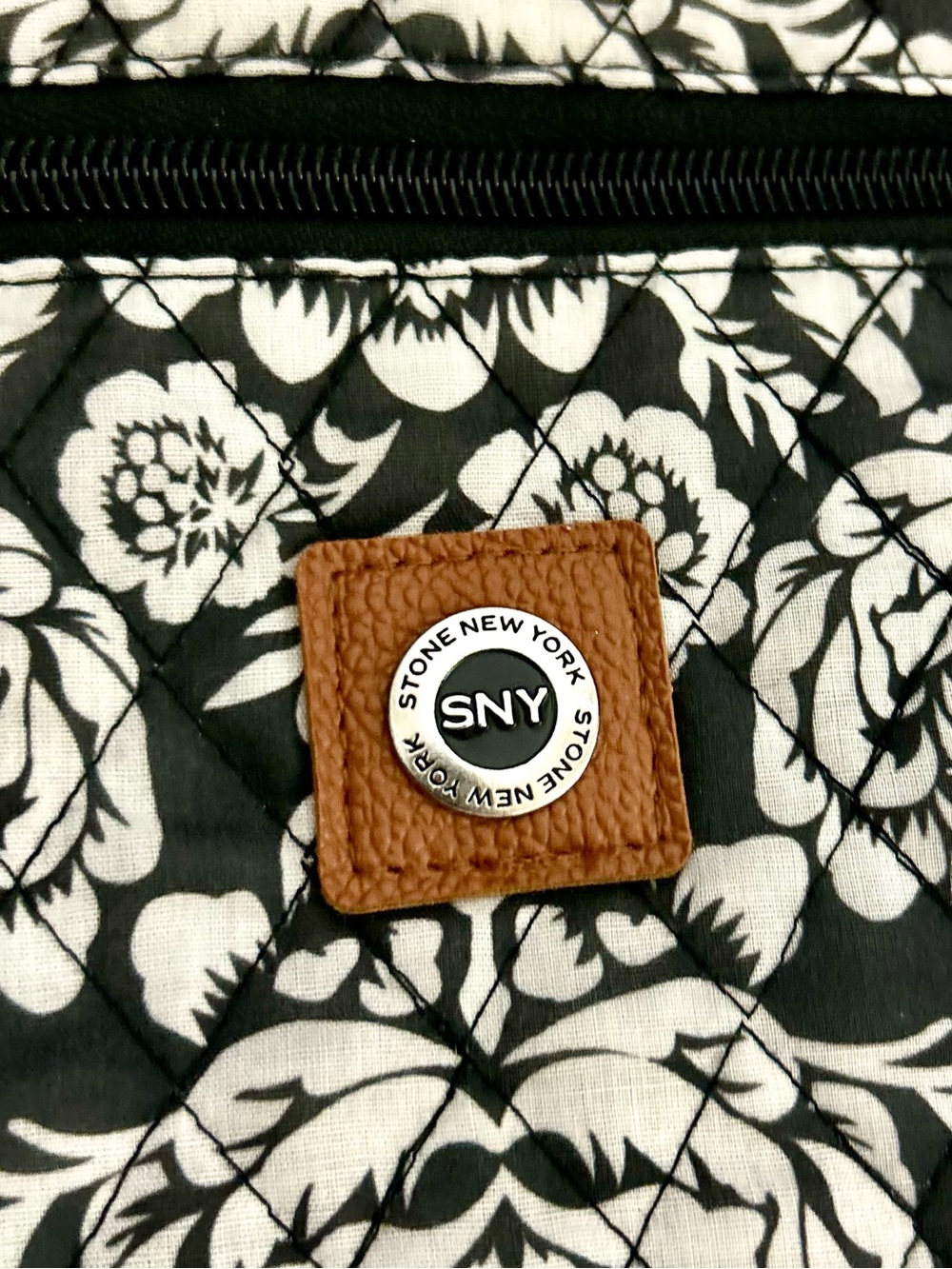 Stone Mountain NY quilted tote bag -black & white pattern - faux leather bottom - Picture 13 of 14